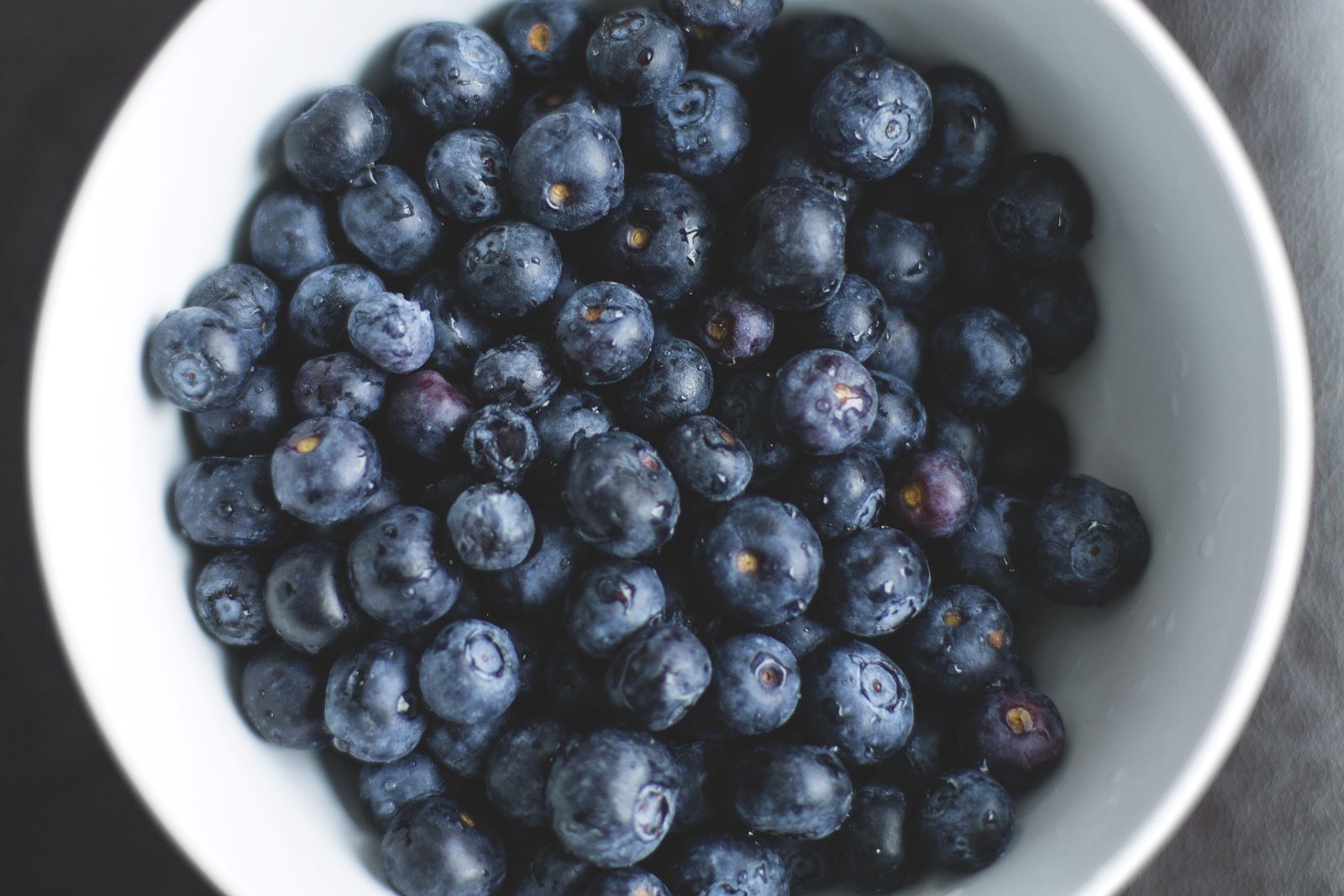 White round bowl of freshly washed  blueberries